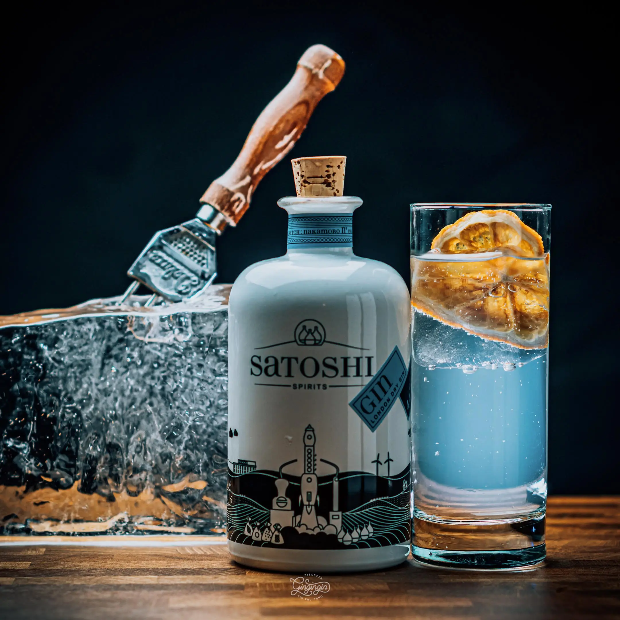 Satoshi Spirits Gin mit Louche Effekt und klarem Eisblock